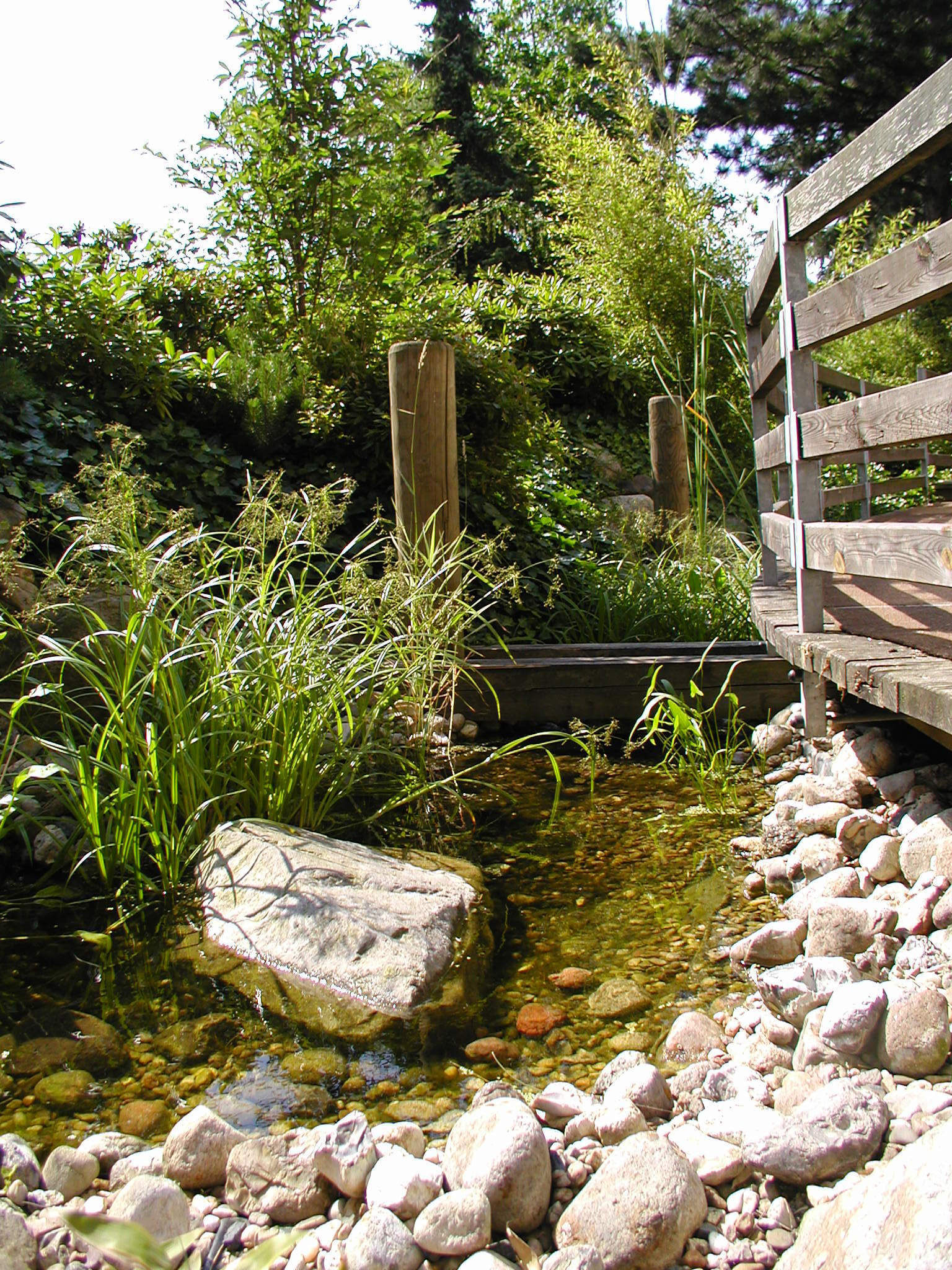 Mehrstufiger Bachlauf an einer Firmenzentrale in Berlin-Lankwitz